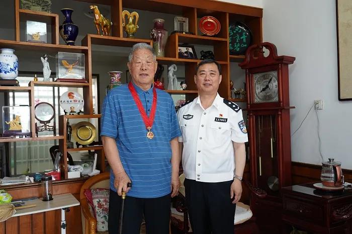 叶立耘同志七一前夕走访慰问离退休老党员并颁发光荣在党50年纪念章